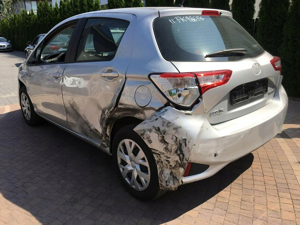 Toyota Yaris hybryda 100KM 2017r. cena 34900zł