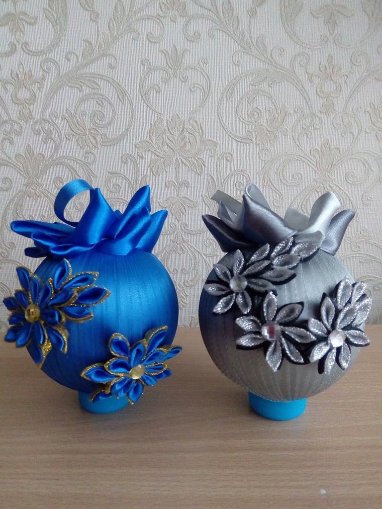 Bombki z cekin i wstążek 2 szt.