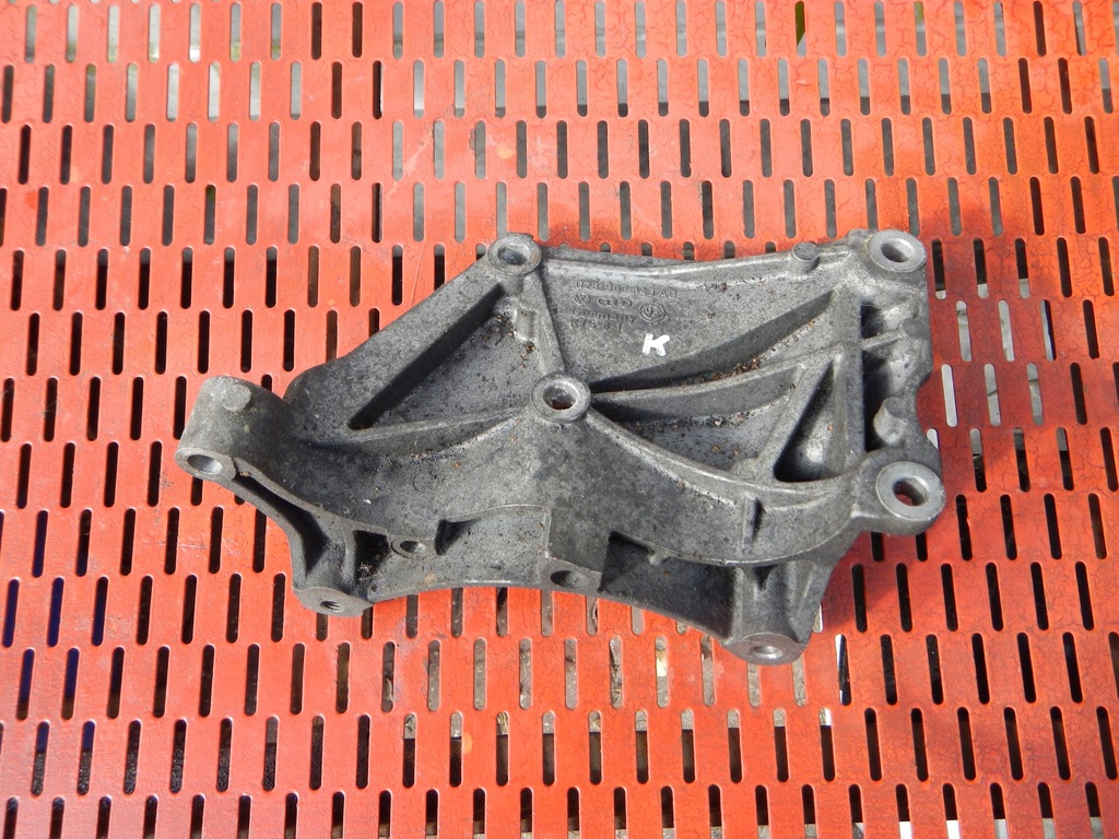 ŁAPA WSPORNIK AUDI VW SEAT SKODA 028903143AD