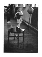 Pocztówka - Mały bokser i okładana gruszka bokserska