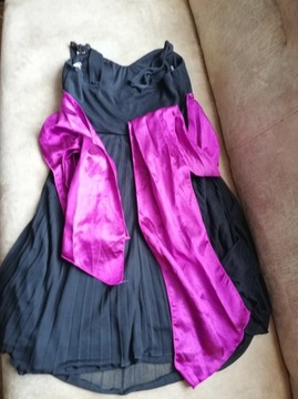 Plisowana czarna sukienka z różowym wiązanym pasem
