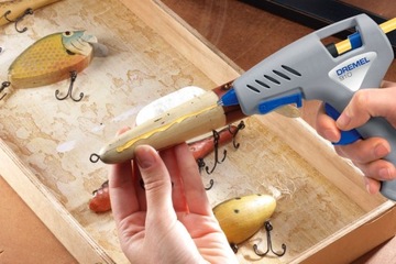 КЛЕЕВОЙ ПИСТОЛЕТ 910 DREMEL + АКСЕССУАРЫ