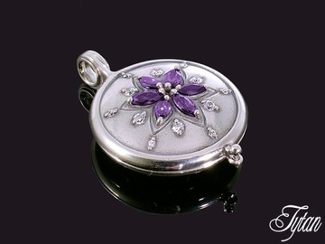 Открывающийся секретер с фианитами на цепочке.