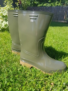 Зеленые резиновые сапоги для прогулок в лесу для рыбаков.