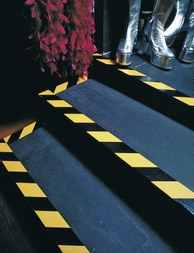 Предупреждающая лента tesa желтая и черная 66м x 50мм