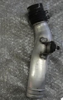 Audi q7 4.2tdi труба шланг повітря 7l8122654a фото №1