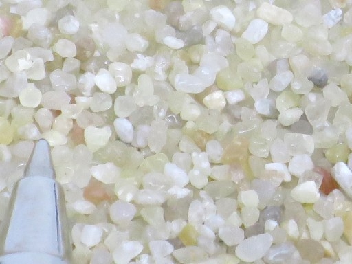 PIASEK KWARCOWY ŻWIREK BEŻOWY JASNO BRĄZOWY ODCIEŃ BRĄZOWY BEŻ fi.1mm 24 KG