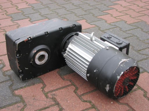 Motoreduktor dwubiegowy 0.75/3kw. 18/78obr./min.