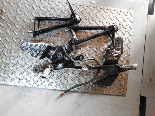 Yamaha R6 RJ11 06-07 подножка водителя пассажира kp