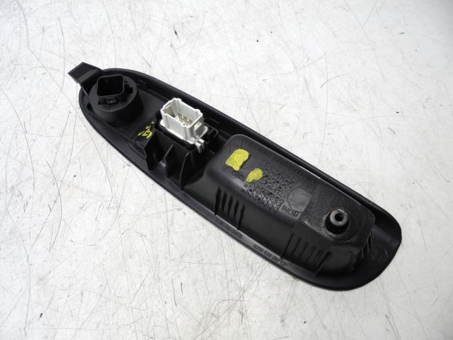 PANNEAU BOUTON VITRES DROIT AVANT RENAULT CLIO II