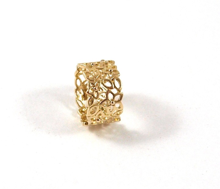 Широкое кольцо из золота с камнями фото