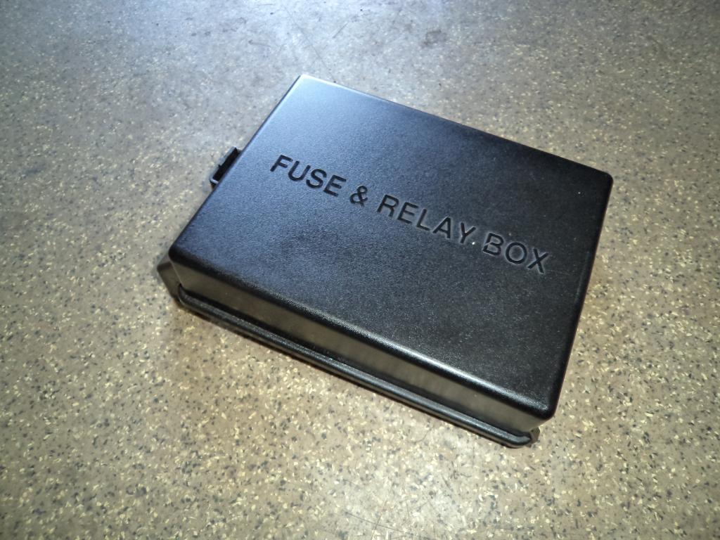 фото №1, Carens ii 2 02-06 1.8 крышка защита предохранителей