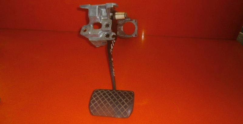 фото №1, Педаль тормоза +кронштейн audi a6 c4 2.8 v6 автоматическая коробка передач