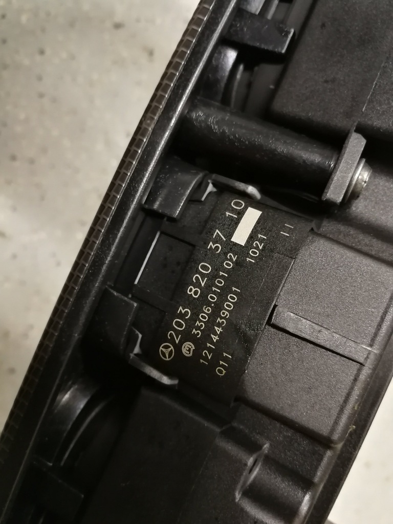 фото №4, Mercedes w203 корпус радіо карбон 2038203710