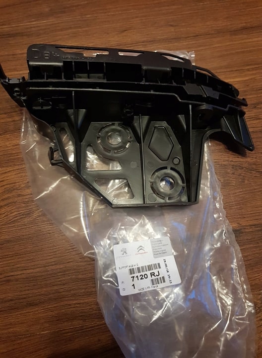 фото №1, Peugeot напрямна бампера правий новий