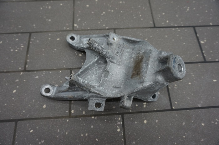 фото №1, Кронштейн подушка двигуна audi a4 b9 2.0 tdi