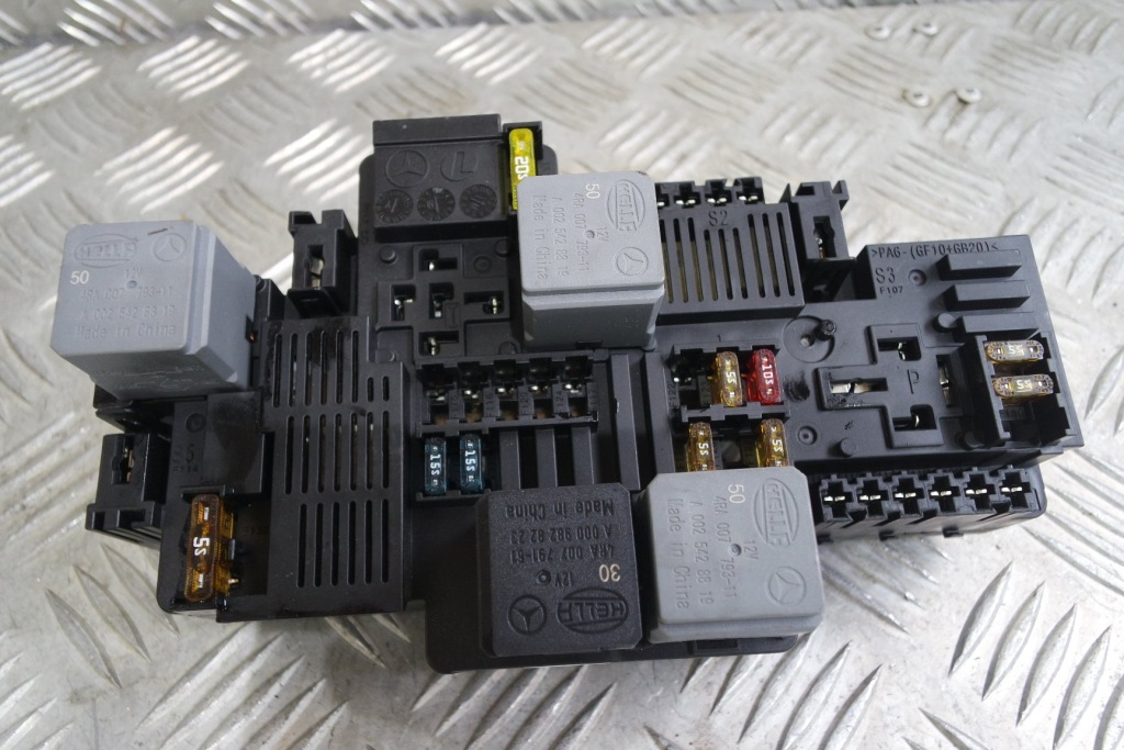 фото №1, Mercedes w213 amg 4.3 коробка предохранителей